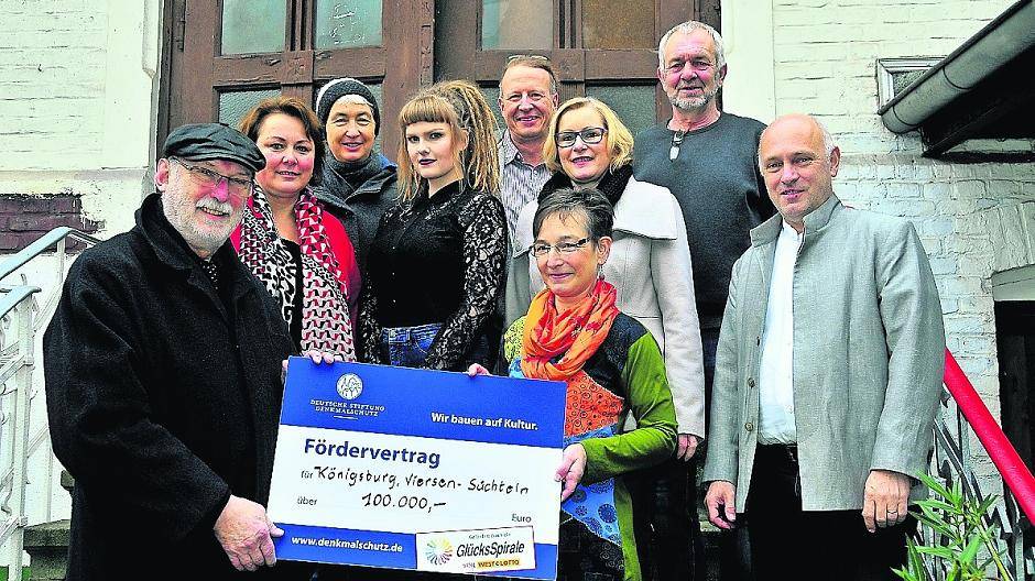  Manfred Nothnagel, Ortskurator Neuss der Deutschen Stiftung Denkmalschutz (DSD), überbrachte den symbolischen Fördervertrag an die engagierten Vereinsmitglieder. 