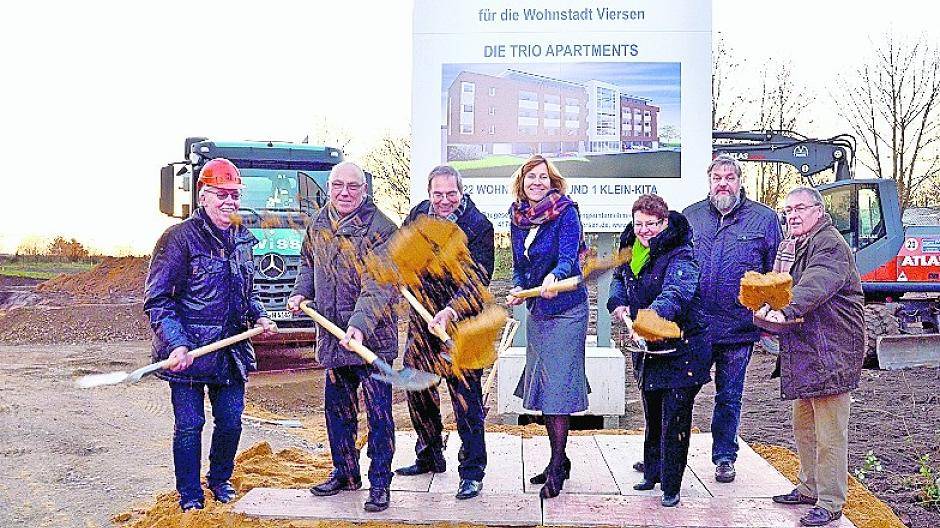  Den symbolischen Spatenstich für die Trio-Apartments am Hüskesweg nahmen von links Hartwig Hören, Heinz Plöckes, Albert Becker, Bürgermeisterin Sabine Anemüller, Martina Maaßen, Stefan Sillekens und Wolfgang Brochsitter vor. 
