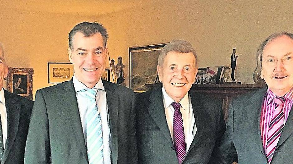  Dem Brüggener Ehrenbürger Prof. Wildor Hollmann (2.v.r.) gratulierten Bürgermeister Frank Gellen (2.v.l.) und Gemeindeverwaltungsdirektor Gerd Schwarz (r.) zum 91. Geburtstag. Die Glückwünsche des Sportärztebundes Nordrhein überbrachte der stellvertretende Vorsitzende Dr. Michael Fritz (l.). 