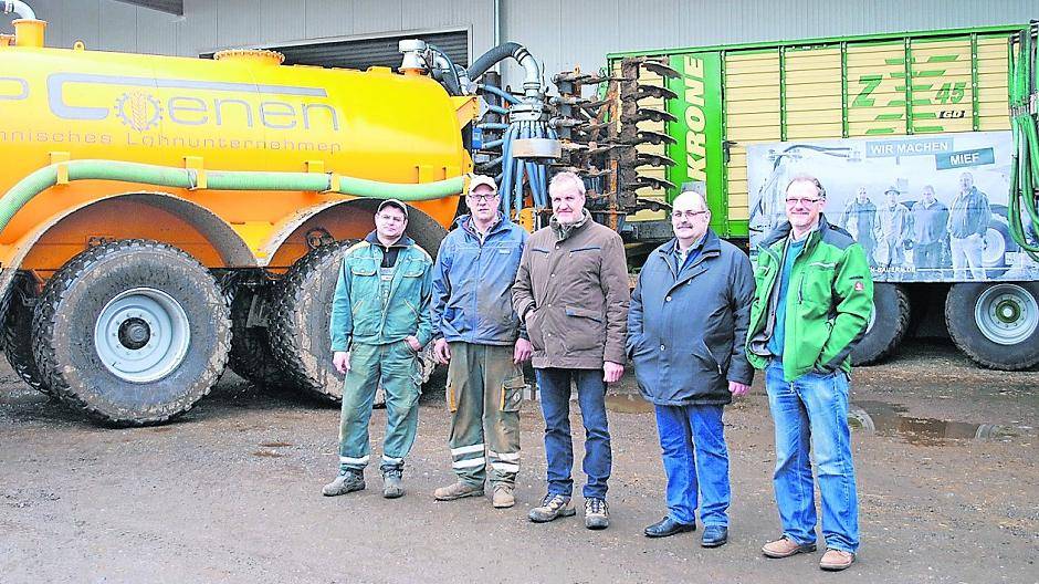 Frank Mees, Thomas Thölen, Lohnunternehmer Paul Coenen, sowie der Elmpter Orts-Landwirt Günter Mevissen und Paul-Christian Küskens (von links) wollen mit moderner Technik den Mief bei der Gülle-Düngung verringern.