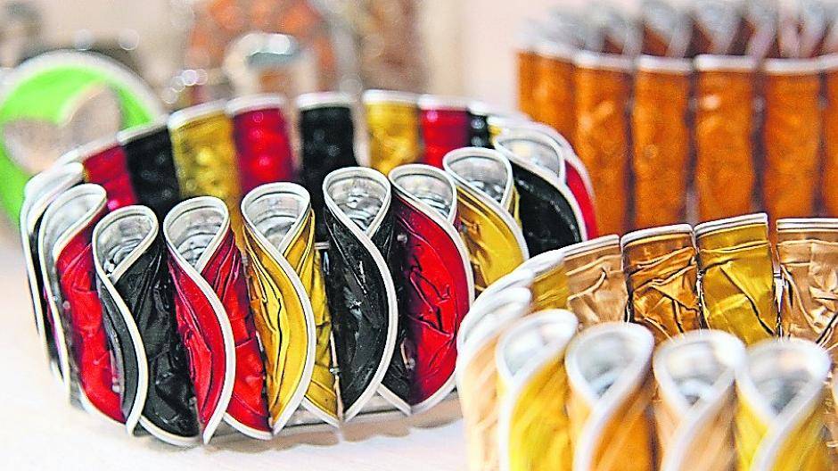 Irgendwann waren es Kaffeekapseln, jetzt sind es außergewöhnliche Armbänder — nachhaltig gefertigter und gleichzeitig individueller Schmuck — perfektes Upcycling.