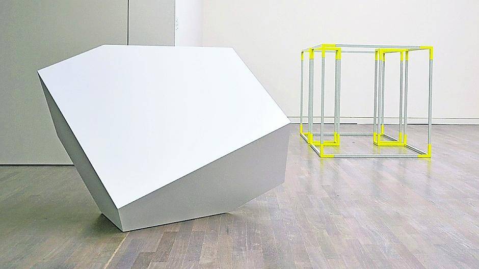 Die Melancholie-Box 57 (Standardweiß matt) und der Doppler (WG: ZeigRaum) von Ralf Brög. Der in Düsseldorf lebende Künstler zeigt seine Arbeiten in der Städtischen Galerie im Park Viersen.