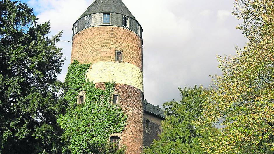 Auch an der Burg Brüggen führt die „Radroute des Monats“ im Mai vorbei.