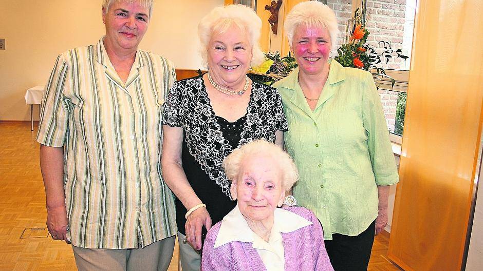  Therese Fenners (vorne, sitzend) am Tag ihres Geburtstags im Kreise ihrer Angehörigen: Lydia Schwaken, Mia Schwaken und Alice Hess (v.l.n.r.). 