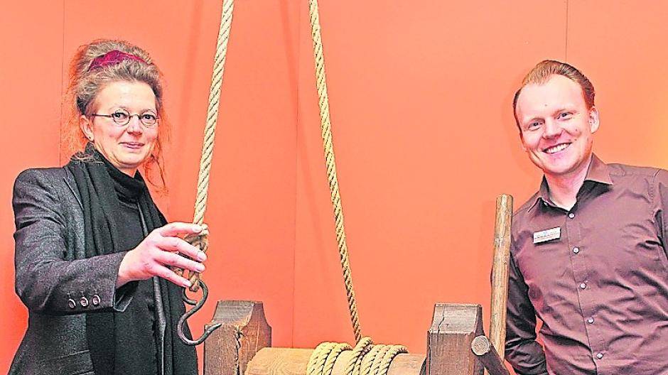 Kuratorin Diana Finkele (Leiterin des Grafschafter Museum im Moerser Schloss) und Kevin Gröwig (kommissarischer Museumsleiter Niederrheinisches Freilichtmuseum) stellen das Folterinstrument Aufzugsmaschine vor.