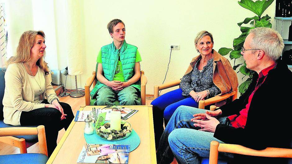 Der 25-jährige Toni H. (2.v.l.) lebt seit gut einem Jahr bei Silvia Jakusch (l.). Unterstützung finden die Beiden bei Petra Hüpen vom LiGa-Team und Markus Kellmann, Abteilungsleiter LVR-Wohnverbund.