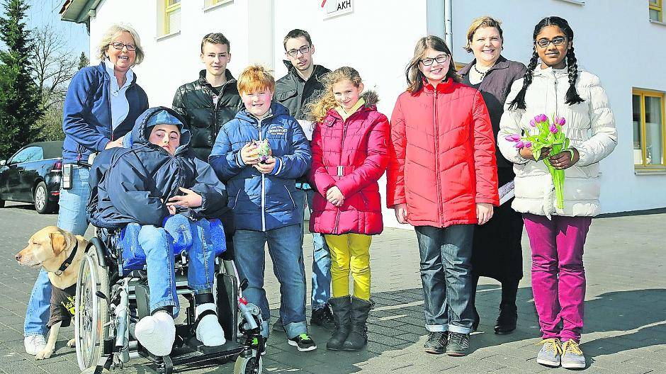  Schüler der Realschule an der Josefskirche und ihre Lehrerin Sarah Houggati (2.v.r.) besuchten das Kinderhaus in Viersen und Pflegeleiterin Ingrid Koenen (links). 