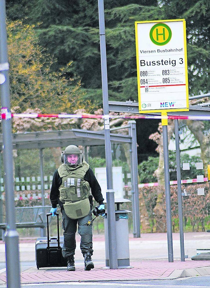 Der Sprengstoff-Spezialist des LKA gab nach händischer Untersuchung Entwarnung.