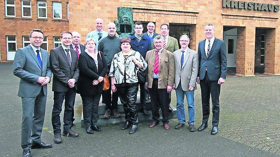 Landrat Dr. Andreas Coenen (r.) und Vertreter des Kreises Viersen tauschen sich mit Kreislandwirt Paul-Christian Küskens (2.v.r.) und Vertretern der landwirtschaftlichen Interessensverbände am Kreishaus in Viersen aus.