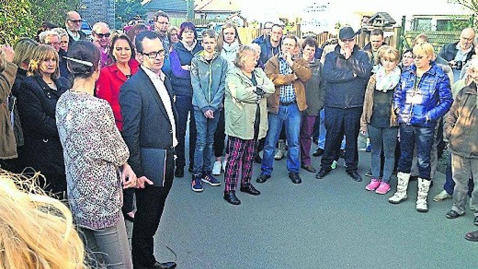 Armin Schönfelder und Ina Prümen-Schmitz (links) hatten sich am Montag den Fragen der Glabbacher Anwohner gestellt. 