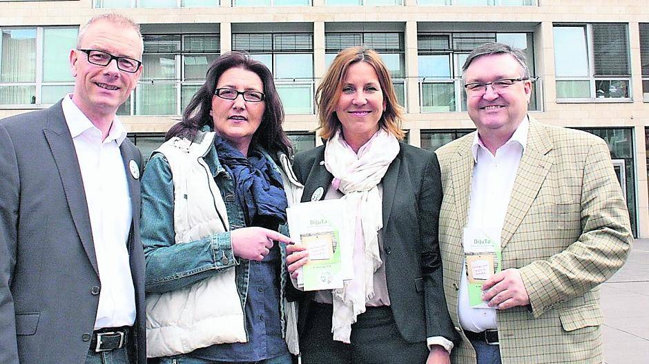  Alexander Wassen, Präsident der Rahser Schützen, Jungschützenmeisterin Nadine Pitzen-Hardie, Viersens Bürgermeisterin Sabine Anemüller und der stellvertretende Bundesschützenmeister Wolfgang Genenger (v.l.) freuen sich auf die DiJuTa in Viersen. 