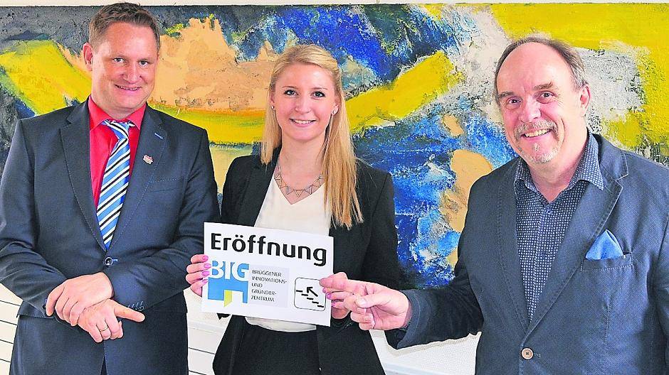  Guido Schmidt (links) und Stefanie Dreßen von der Wirtschaftsförderung der Gemeinde Brüggen gemeinsam mit dem ersten Mieter, Hans-Gerd Hauser, im neuen Brüggener Innovations- und Gründungszentrum. 