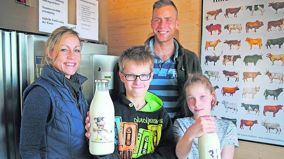  Landwirt Bastian Iborg und seine Partnerin Andrea Coenen genießen mit Astrid und Jan-Fiete die Milch aus dem Automaten. 