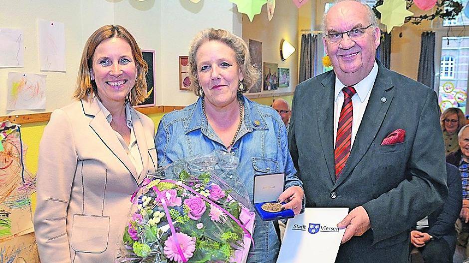 Bürgermeisterin Sabine Anemüller (li.) und Hans-Willy Bouren (stellv. Bürgermeister) mit Uta Petersen.