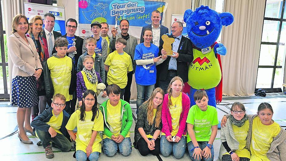  Bei der „Tour der Begegnung“ überreichte der „Mitmän“ (oben rechts) Erinnerungspokale an die Kinder. 