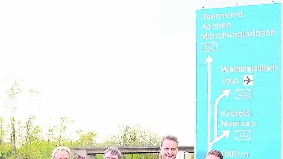 Auch der Willicher Bürgermeister Josef Heyes (l.) und der Bürgermeister von Mönchengladbach, Michael Schroeren (vorne), unterstützen die Forderung der Bundestagsabgeordneten Uwe Schummer (Zweiter von links), Dr. Günter Krings und Ansgar Heveling (rechts) zum Autobahnausbau.