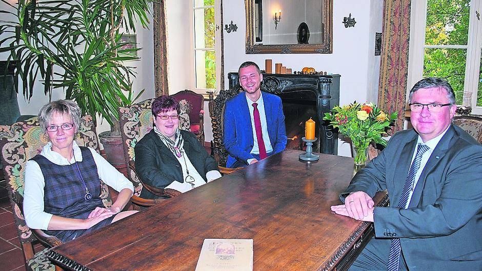 Michaela Budde-Schulz, Silvia Martin, Tobias Schmicker und Bürgermeister Kalle Wassong (von links) im Trauzimmer von Haus Elmpt.