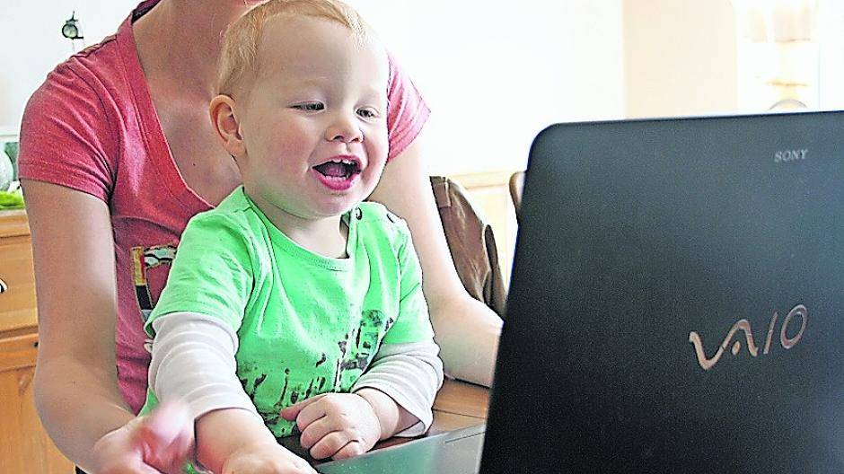  Beruf und Familie: Eine Frau mit Kleinkind arbeitet zu Hause am PC. Was in diesem und anderen Fällen in Sachen Altersvorsorge zu beachten ist, bespricht Renten-Experte Dirk R. Schuchardt bei einem Workshop im Forum am Viersener Kreishaus. 