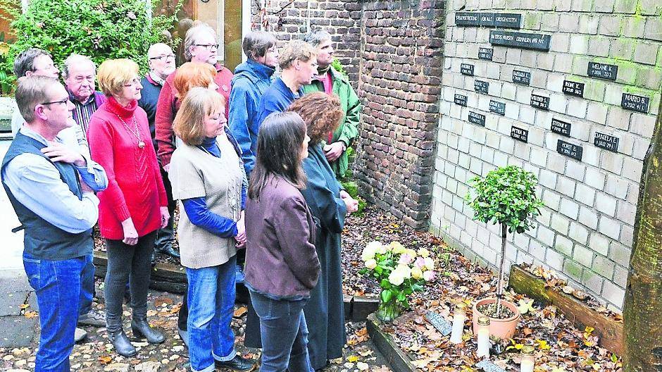  Stellvertretend für alle Drogentoten im Kreis Viersen erinnern kleine Gedenktafeln im Hof der Suchtberatung Kontakt-Rat-Hilfe an verstorbene Klienten des Vereins. 