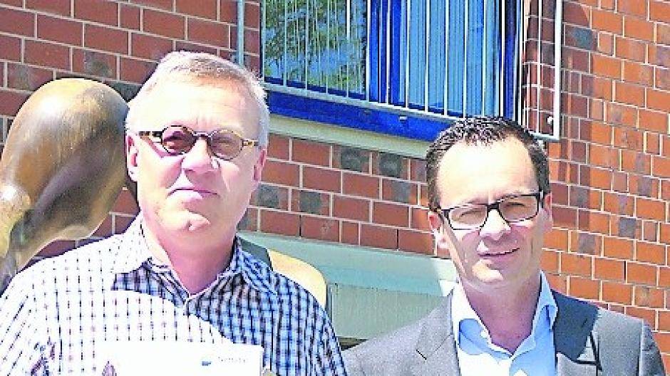  Nettetals Kulturdezernent Armin Schönfelder (rechts) und Roger Dick (Leitung NetteKultur) präsentieren den neuen Spielplan.  