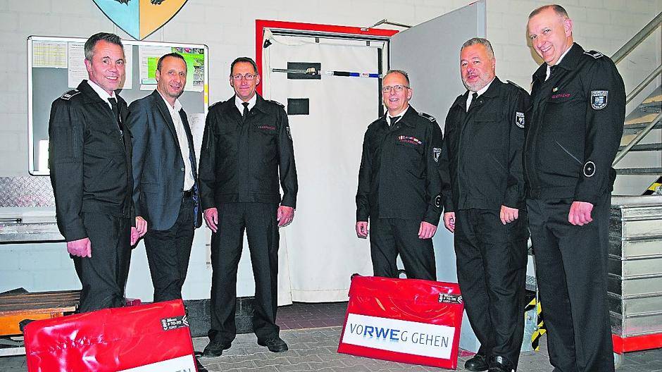 Zur Demonstration haben die Wehrleute den Rauchverschluss in eine Tür im Gerätehaus eingesetzt. Gemeinsam freuen sich Guido Cüsters vom Löschzug Amern, RWE-Regionalbetreuer Frithjof Gerstner, Wehrführer Dirk Neikes, Toni Pascher vom Löschzug Waldniel, der stellvertretende Wehrführer Jochen Trumm und Jörg Mihm von der Löschgruppe Hehler.