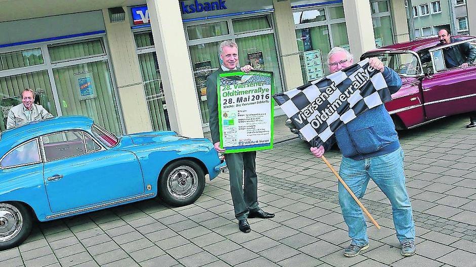  Manfred Klingen (links) fährt bei der Oldtimerrallye ebenso mit wie Wolfgang Dressel (rechts). „Die Rallye könnte ohne das Sponsoring der Volksbank (Vorstandsvorsitzender Jürgen Cleven, 2.v.l.) gar nicht organisiert werden“, sagt Olaf Fander, Vorsitzender des Motorsportclubs Süchteln (3.v.l.). 