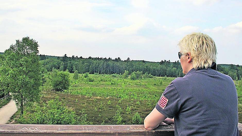  Vom Aussichtsturm überblickt Redakteurin Claudia Ohmer die Wacholderheide. 