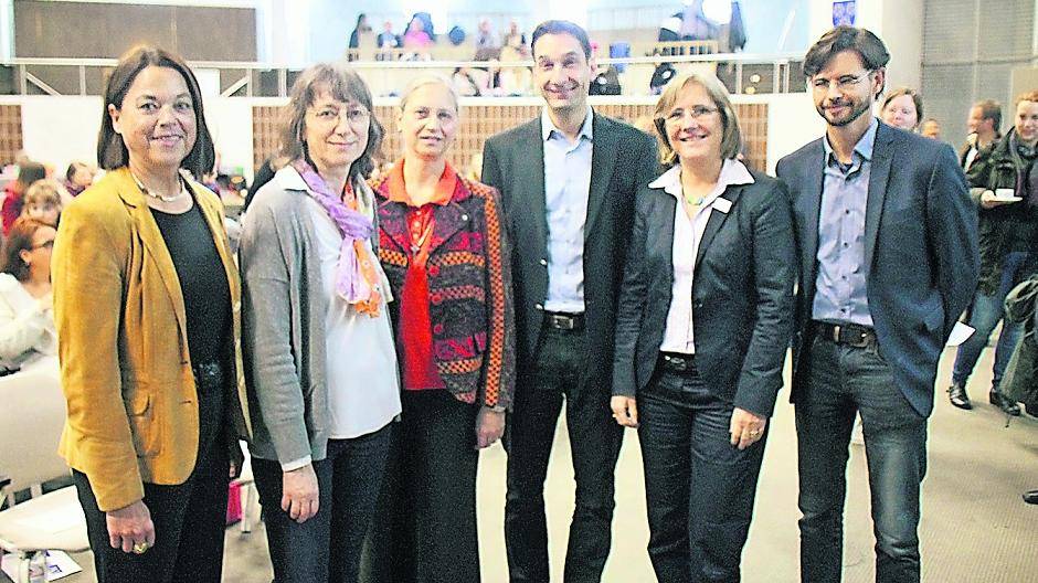  Freuen sich über starkes Interesse der Fachleute am Thema „Frühkindliche Störungen“: (v.l.) Gesundheitsdezernentin Katarina Esser, Gudrun Weidl vom Sozialpsychiatrischen Dienst, Privatdozentin Dr. Ruth Bodden-Heidrich, Ärztlicher LVR-Klinikdirektor Ralph Marggraf, Gesundheitsamtsleiterin Martina Kruß und Moderator Ralph Erdenberger. 