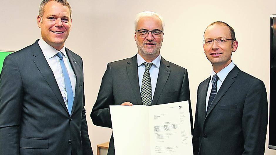  Der Breitbandkoordinator kann kommen: Landrat Dr. Andreas Coenen (li.) und der stellv. Amtsleiter des Amtes für Kreisstraßen, Christian Böker (re.), nehmen von NRW-Wirtschaftsminister Garrelt Duin (m.) den Förderbescheid entgegen. 