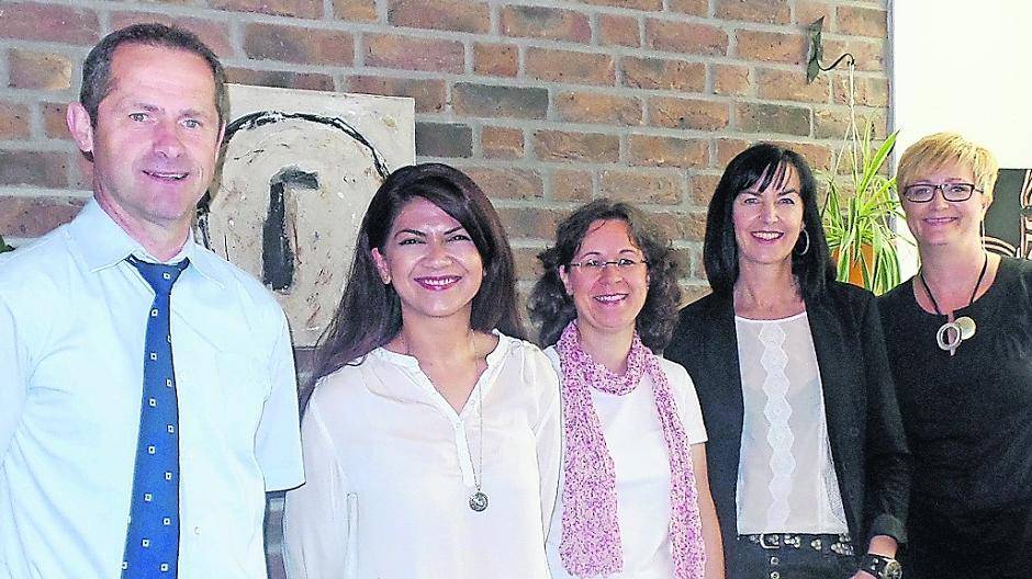 Bürgermeister Michael Pesch gratuliert den Mitarbeitern des Bürgerservice im Rathaus Schwalmtal (v.l.): Perihan Taseri, Elvira Eisbrüggen, Michaela Dorsch und Jutta Buratti.