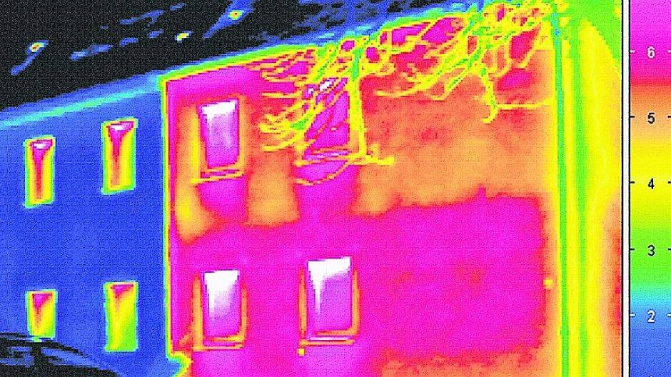 Die Thermografie-Aufnahme zeigt die Oberflächentemperatur eines Wohnhauses. Kreis und Verbraucherzentrale bieten eine Thermografie-Aktion mit Beratung, um energetischen Schwachstellen auf den Grund zu gehen.