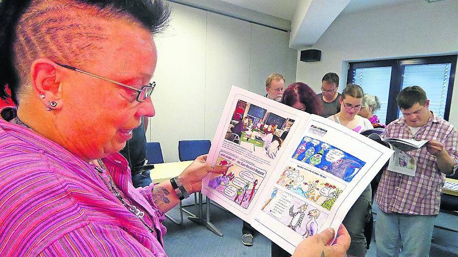  Roswitha (Rosi) Eichhorn von der Lebenshilfe-Wohnstätten-Gruppe Lobberich ist stolz auf ihren ersten Comic. 