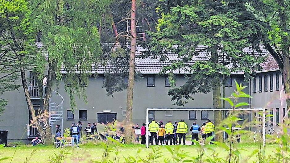  Die Polizei rückte am Donnerstag an den ehemaligen Javelin Barracks an. 