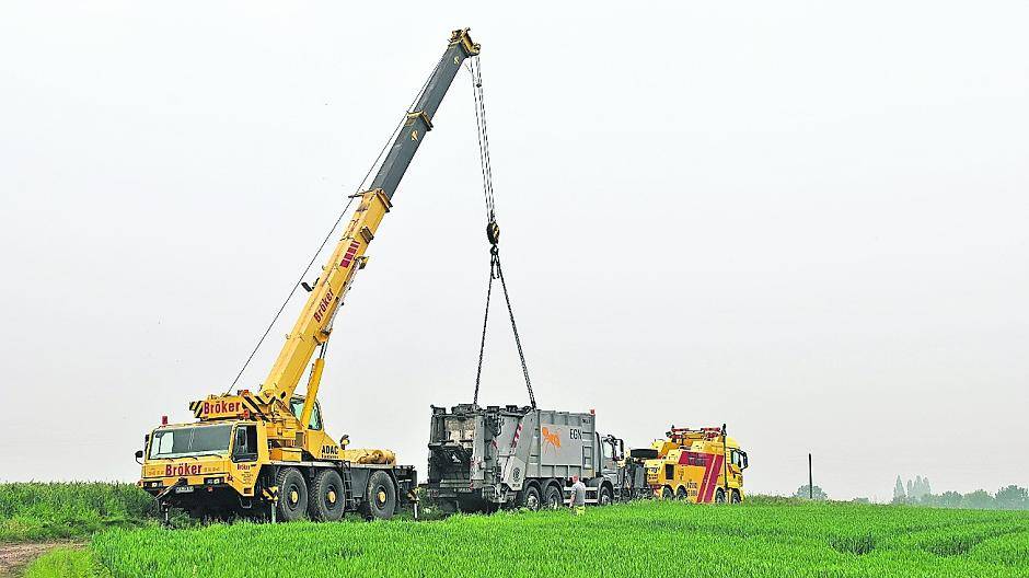 Unwetter: Müllwagen kippte um