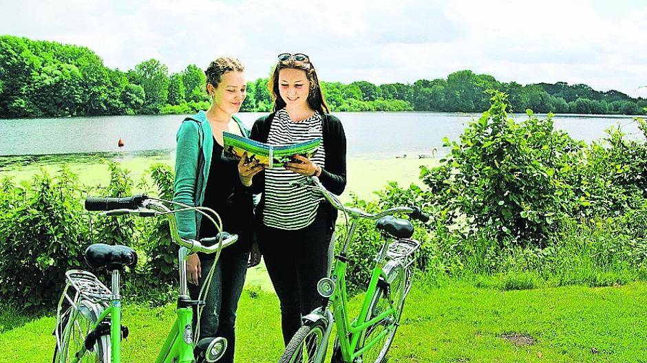  Zwei Radfahrerinnen planen ihre Tour am De Wittsee in Nettetal. Die neue Radbroschüre des Kreises Viersen für das Jahr 2016 bietet acht ausgewählte Radtouren im Kreisgebiet. 