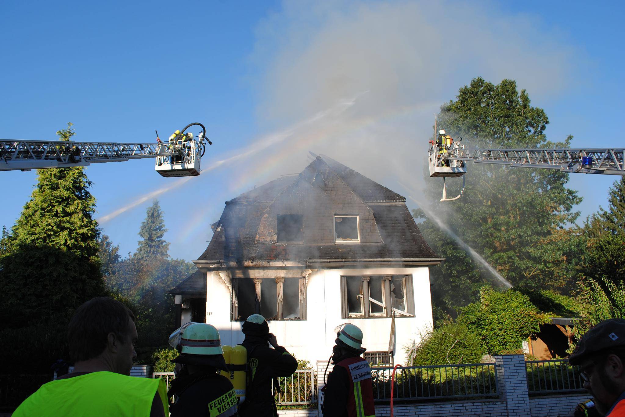  Von zwei Drehleitern aus bekämpfen die Wehrleute den Brand am Ummerkirchweg. 