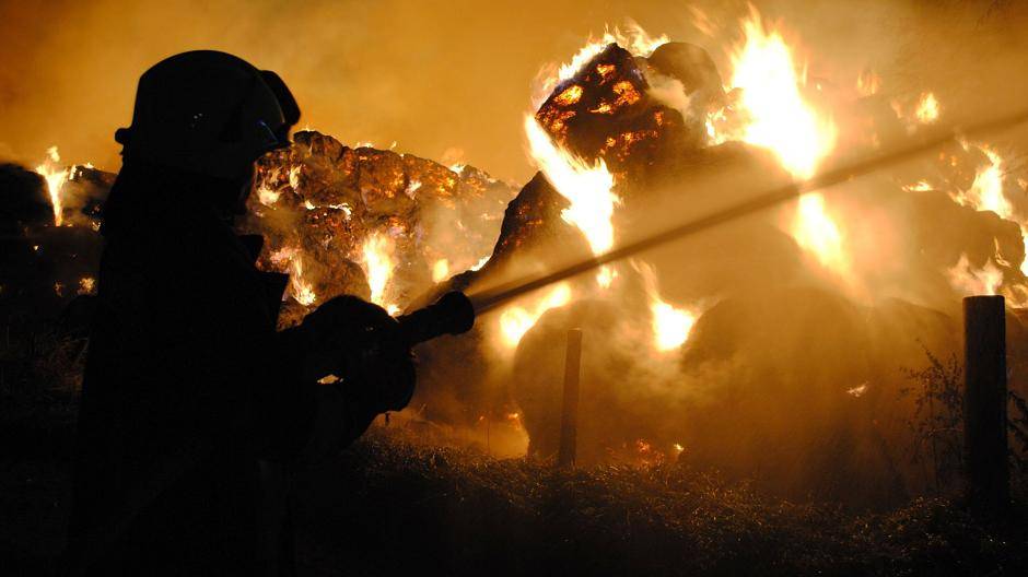 Löscharbeiten an der Strohmiete in Varbrook in der Nacht zu Mittwoch.