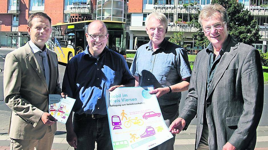 Andreas Budde (v.l.), Technischer Dezernent des Kreises Viersen, Dr. Michael Frehn, Geschäftsfüher des Büros Planersocietät, Heinz Puster, Umwelt-Referent der Stadt Kempen, und Stephan Kahl, Technischer Beigeordneter der Stadt Kempen, geben am Viersener Busbahnhof den Startschuss zur Studie „Mobil im Kreis Viersen“.