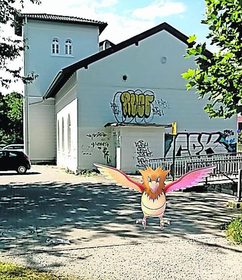  Auch vor dem Dülkener Bahnhof tummeln sich Pokémon - hier ein Wesen namens „Habitak“. 