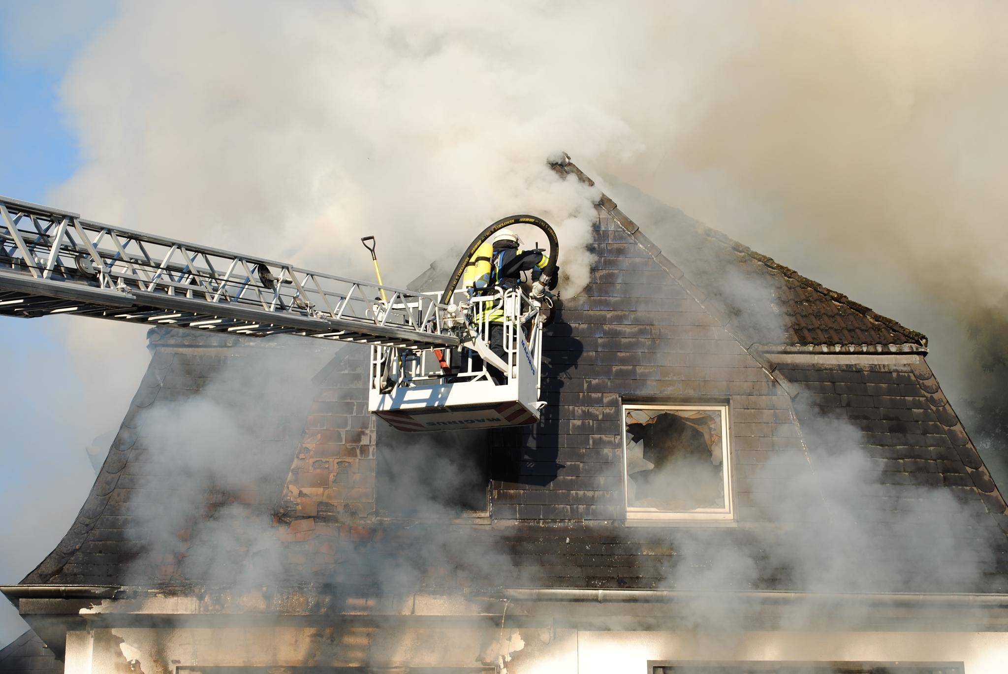  Das Haus am Ummerkirchweg brannte vollständig aus. Für die drei Bewohner des Hauses kam jede Hilfe zu spät. 
