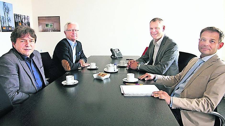 Kreis Viersens Landrat Dr. Andreas Coenen (2.v.r.) und Andreas Budde (r.), Dezernent für Bauen und Umwelt, empfangen Dr. Ansgar Reichmann (l.), Geschäftsführer der Biologischen Station Krickenbecker Seen, und den Vorsitzenden des Trägervereins Armin Huber.
