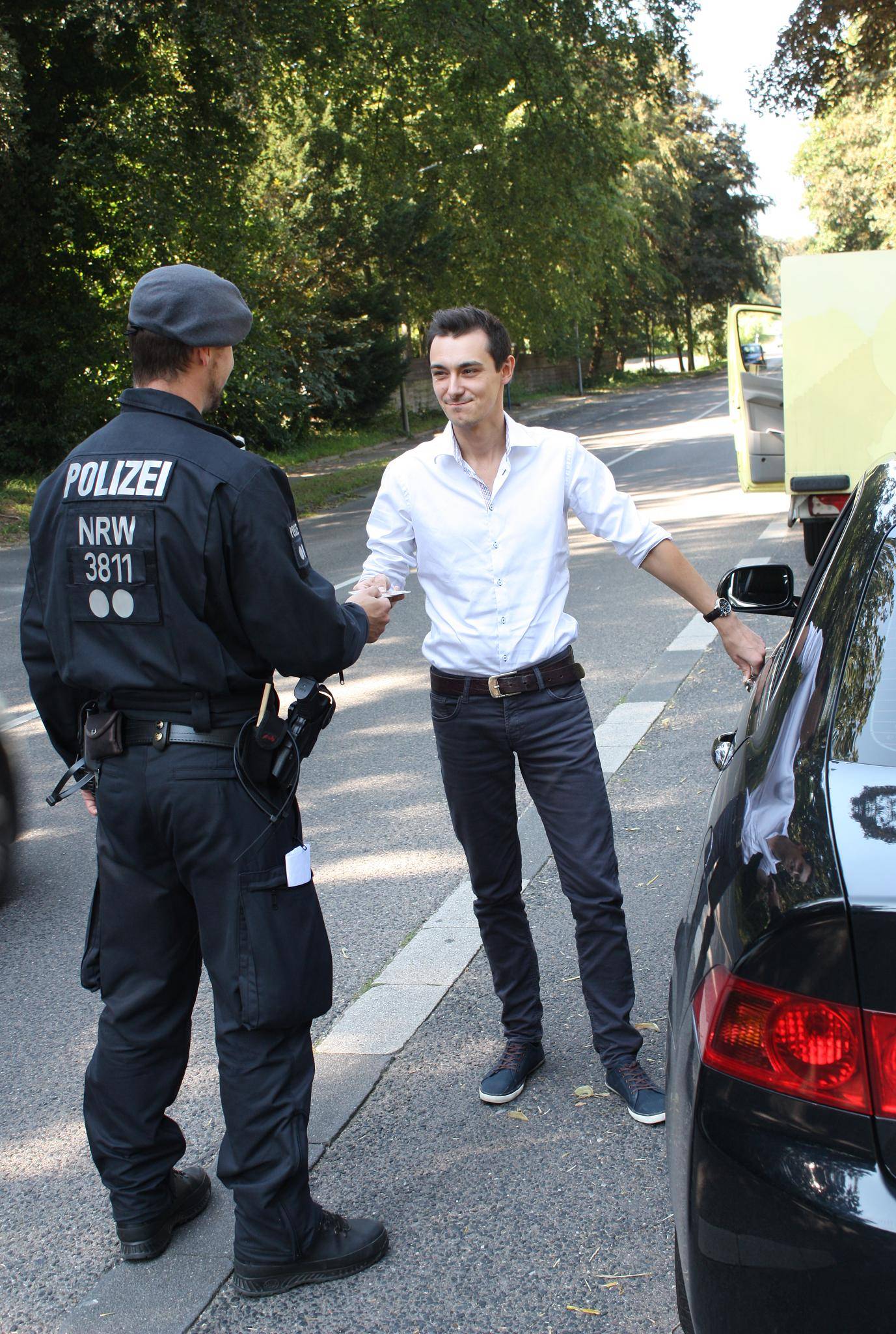  Alles in Ordnung: Paul Merk (rechts) darf weiterfahren.  