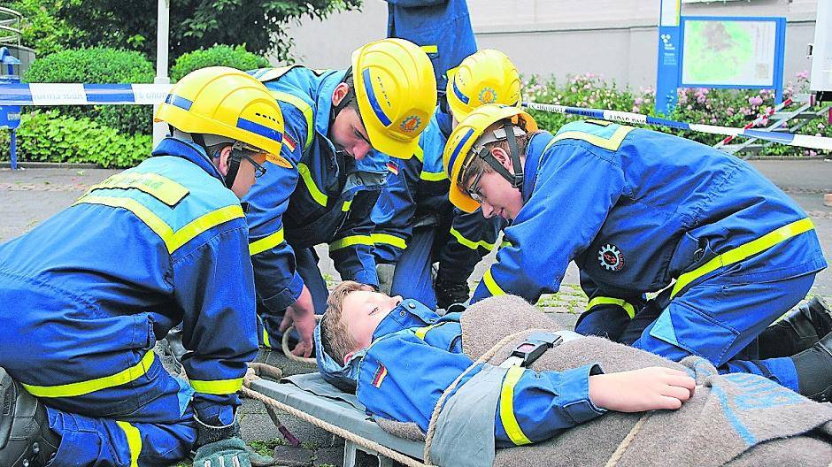  In der Teamaufgabe galt es, eine schwer verletzte Person zu bergen und über unwegsames Gelände abzutransportieren. 