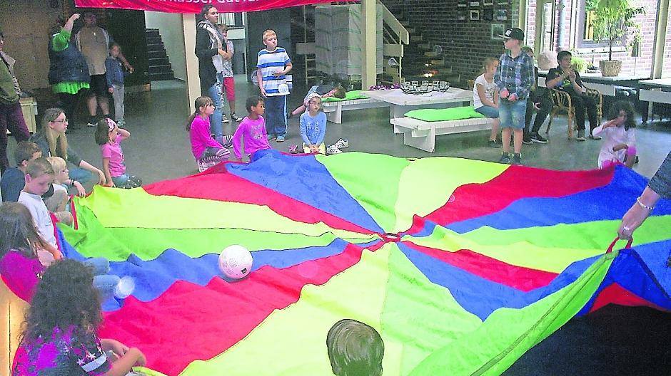 Auch das Schwungtuch wird bei der Stadtranderholung der Caritas rausgeholt. Gemeinsam haben die Kinder aus Viersen jede Menge Spaß in Brüggen.