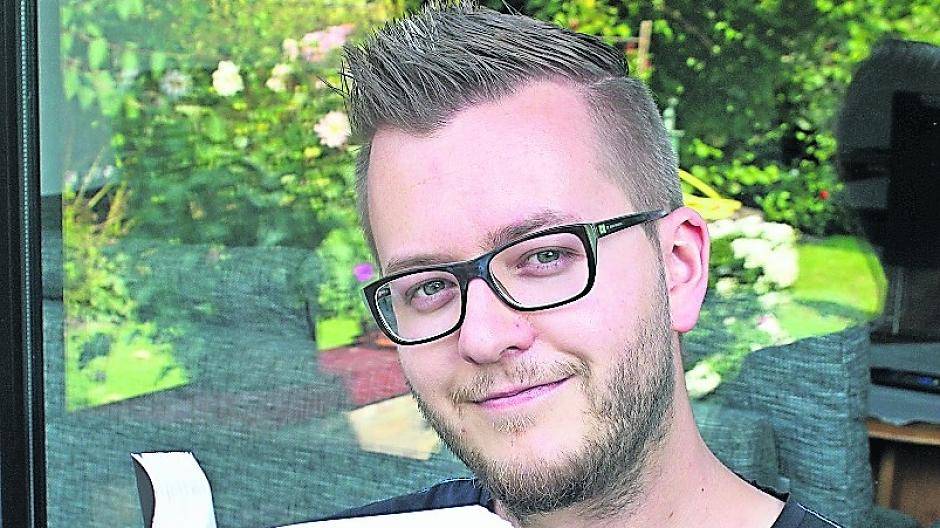  Alexander Stapper aus Dülken mit seinem Debütroman. 