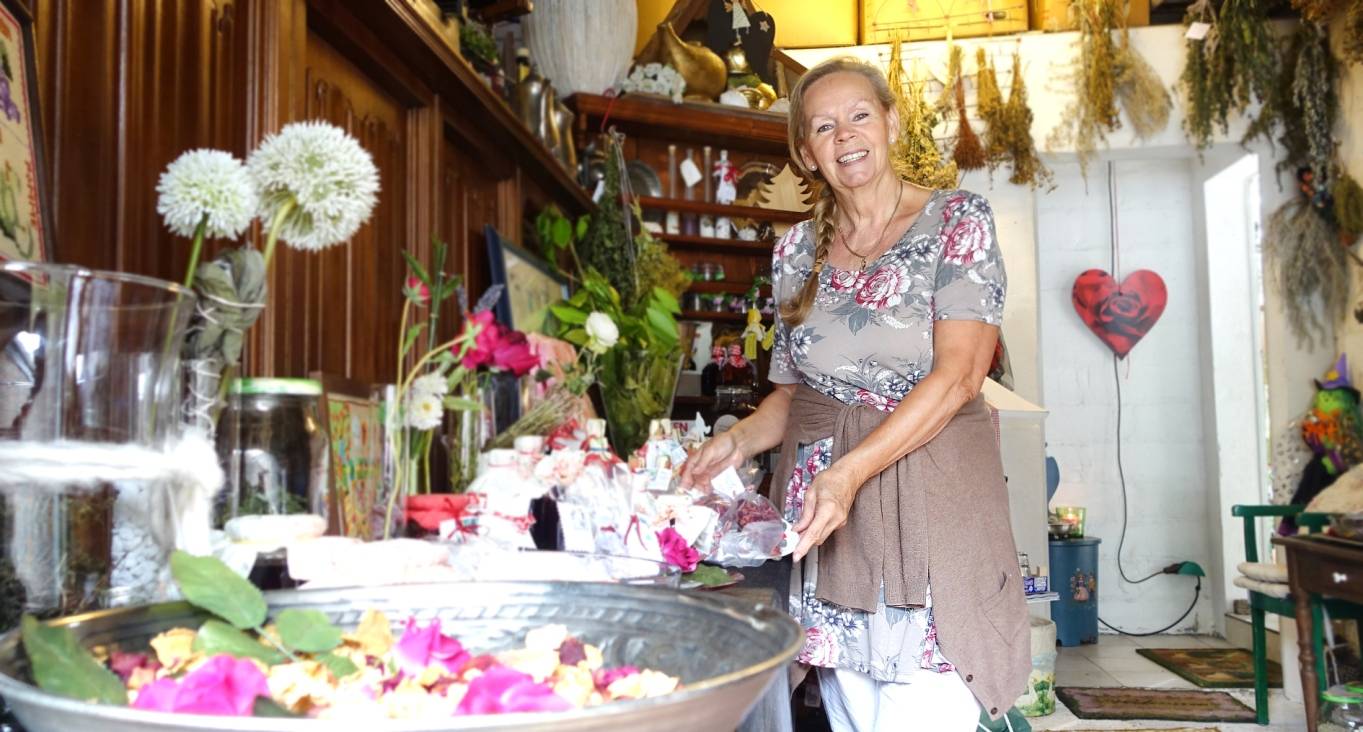  Die Rose im Mittelpunkt: Christa Brüggemann verwendet Rosenblüten in der Küche, stellt aber auch Öle und Cremes her. 