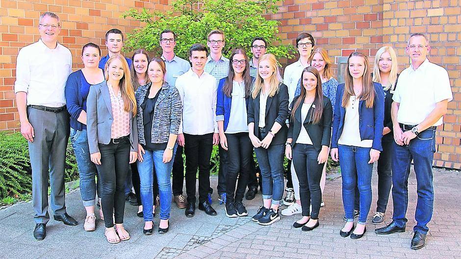 Landrat Dr. Andreas Coenen (l.) und Ausbildungsleiter Volkmar Hörning (r.) begrüßen die neuen Azubis vor dem Kreishaus.