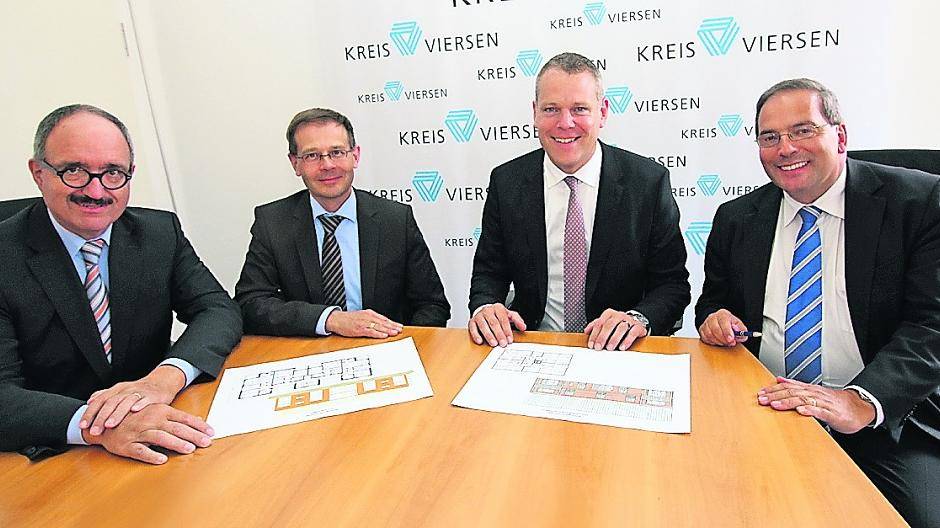  Landrat Dr. Andreas Coenen (2.v.r.) und Dezernent Andreas Budde (2.v.l.) schauen mit Albert Becker (r.), Vorstandsvorsitzender der Viersener Aktien-Baugesellschaft, und Dieter Thelen (l.), Vorstand der Gemeinnützigen Wohnungsgenossenschaft, über die Baupläne für soziale Mietwohnungsbauprojekte. Im Kreis Viersen können insgesamt Maßnahmen mit 15,1 Millionen Zuschüssen vom Land NRW gefördert werden.  