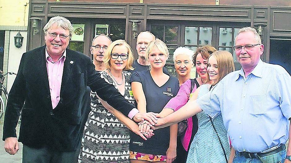  Hand in Hand für eine gute Sache: Die beiden Bundestagsabgeordneten Uwe Schummer (CDU, links) und Udo Schiefner (SPD, rechts) kamen mit froher Botschaft zu den Mitgliedern des Vereins „Königsburg 2.0“. 