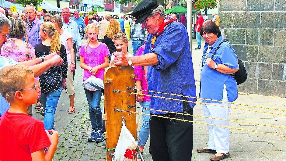  Altes Kunsthandwerk entdecken - beim Irmgardisfest in Süchteln ist das auch für Kinder möglich. Für die gibt es auch ein großes buntes Programm vor der Bühne am Lindenplatz. 